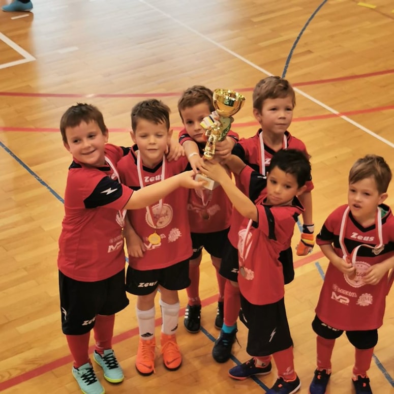 Mladi nogometaši, ki so na turnirju zmagali 