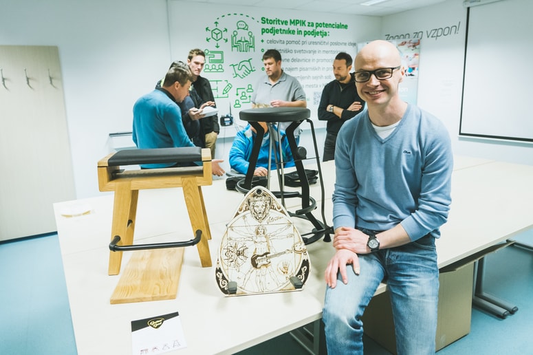 Izdelal je funkcionalen in estetsko dovršen stol. 