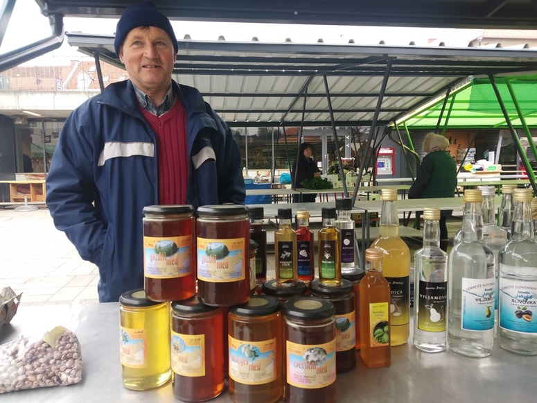 Vsak dan na osrednji mariborski tržnici med prodaja Alojz Jakolič z Grajenščaka pri Ptuju. 
