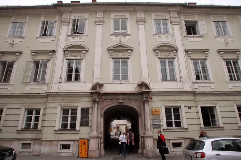 Okrožno sodišče v Celju v izjavi za javnost opozarja na resno in ponavljajočo se težavo pri zagotavljanju privedb pripornikov in zapornikov na naroke. 