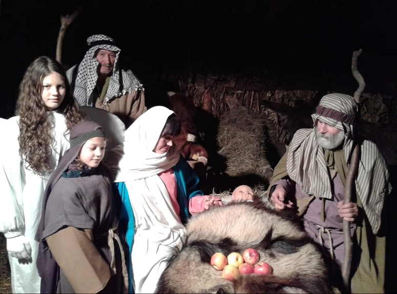 Klavdija Majer s hčerkama med predstavo 