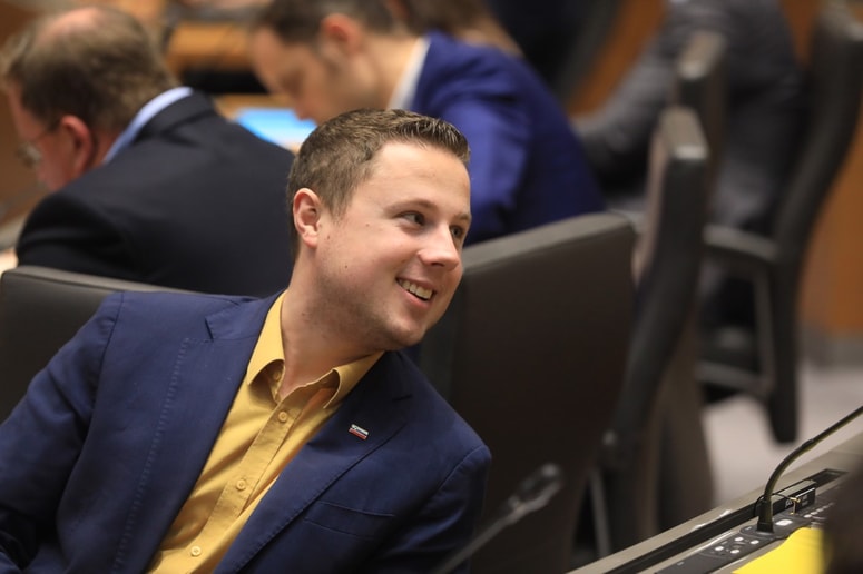 Žan Mahnič je, še preden se je seja odbora za kulturo dobro začela, zagrozil s tožbo.