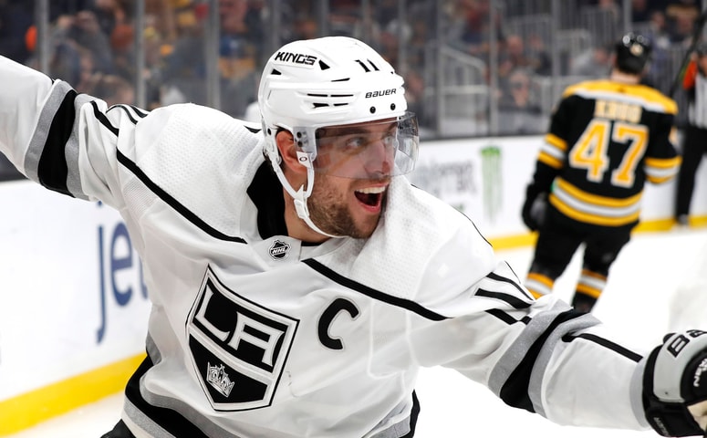 Anže Kopitar slavi zadetek.