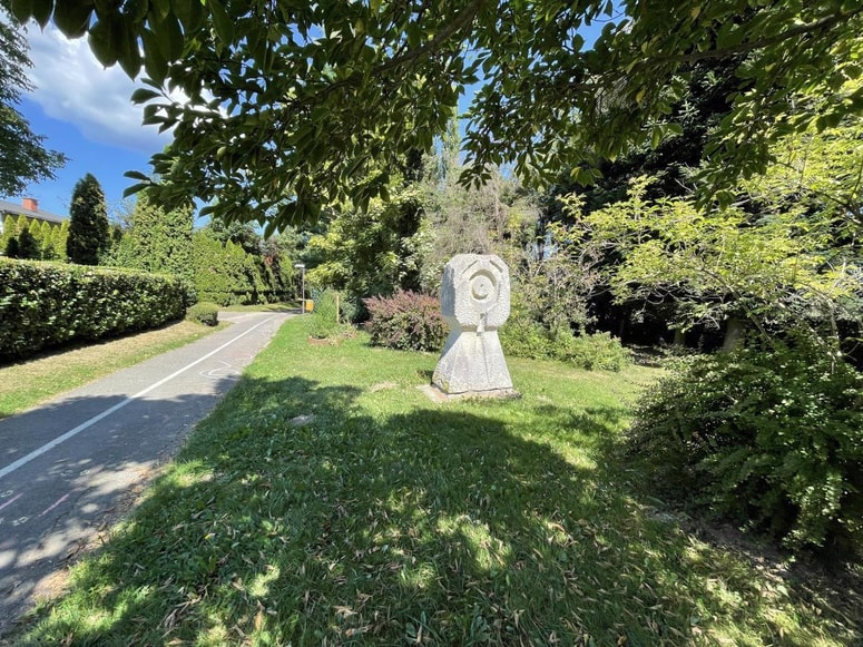 Skulptura Človek je ujel tehniko avtorja Iva Goisnikerja stoji ob Šarhovi poti v bližini potoka Rušica. 