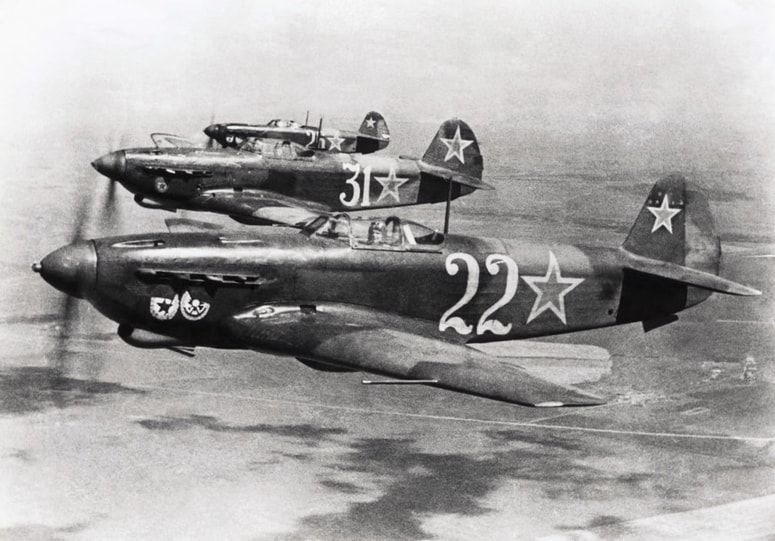 Sovjetski lovci Yak-9 v formaciji med drugo svetovno vojno 