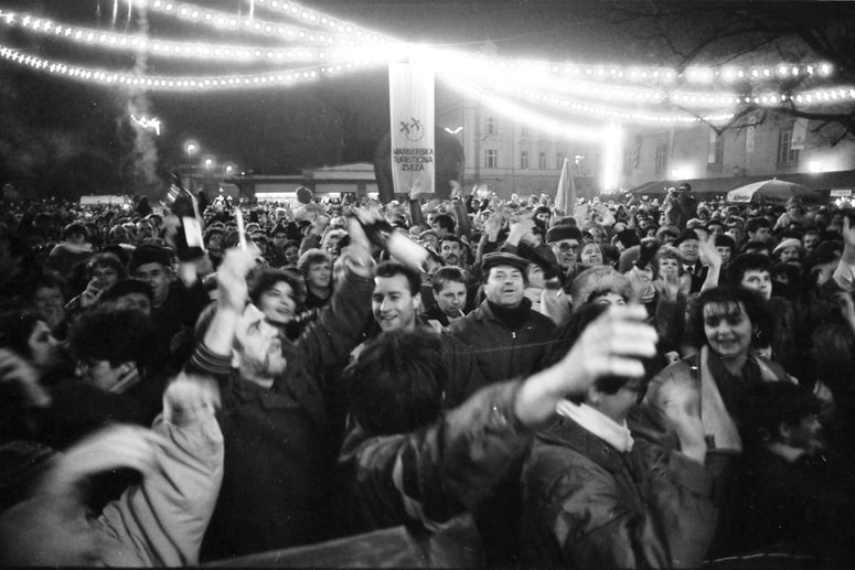 Ob 21. uri ni bilo še nikogar, nato se je na Trg svobode usulo pet tisoč ljudi. 