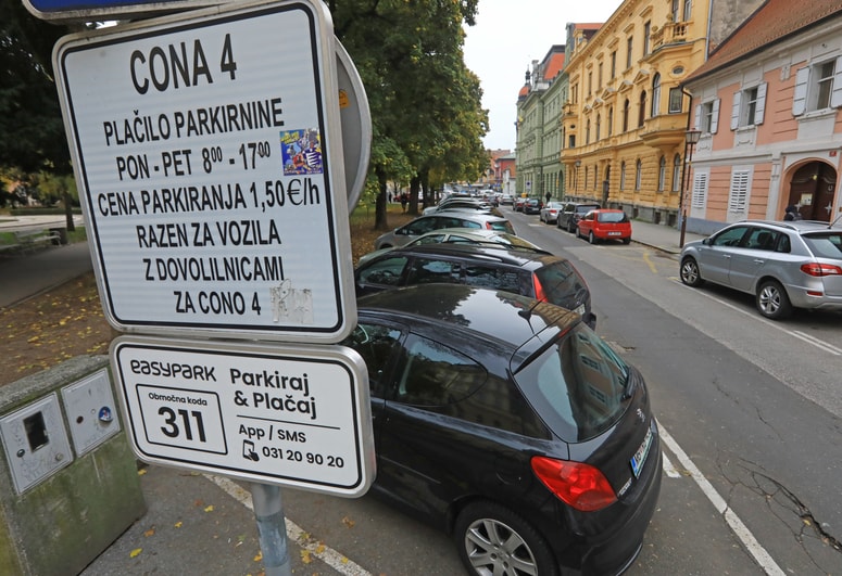 Januarja se obetata zamenjava signalizacije in podaljšanje plačljivega parkiranja v belih conah do 19. ure. 