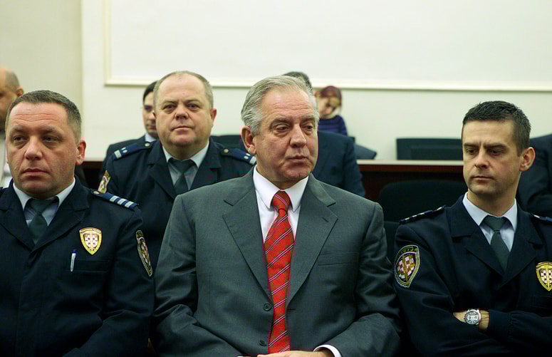 Nekdanji hrvaški premier Ivo Sanader se na številnih sojenjih druženja s pravosodnimi policisti že navadil. 