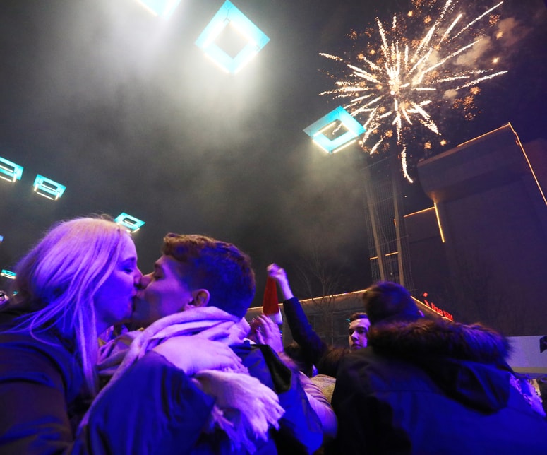 Glavna fotografija članka:Ognjemeti nevarni za otroke, mladostnike, nosečnice in starejše, marsikje pirotehniki nasprotujejo