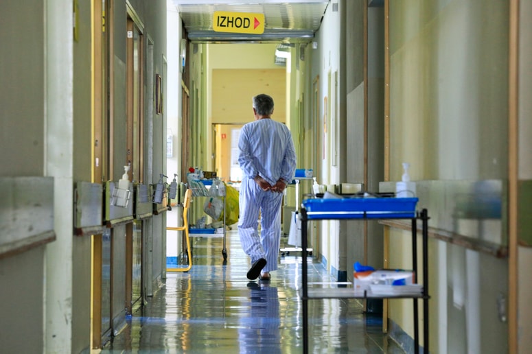 Pandemija covida-19 je med drugim dodatno razgalila rizične razmere, v katerih mariborski infektologi že leta zdravijo ljudi z nalezljivimi boleznimi. 