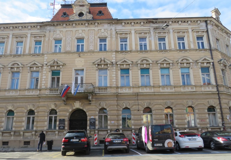 Dobrih 130 let stara stavba z neorenesančno fasado je potrebna obnove. 