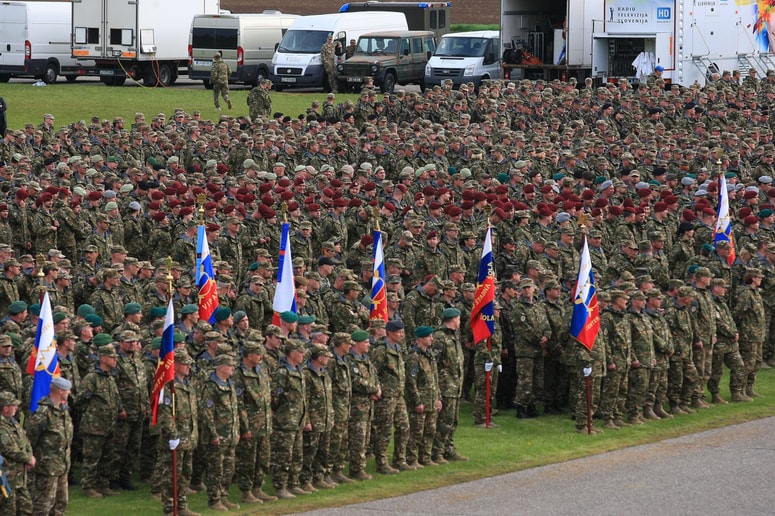Po Mahniču naborništvo pomeni odvračanje vojaških groženj, krepitev domoljubja, krepitev narodne zavesti in boljše psihofizično stanje državljanov in državljank. 