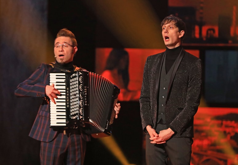 Glavna fotografija članka:(VIDEO) Poleg Drevenškovih šal si bodo gledalci zapomnili tudi njegov vokal