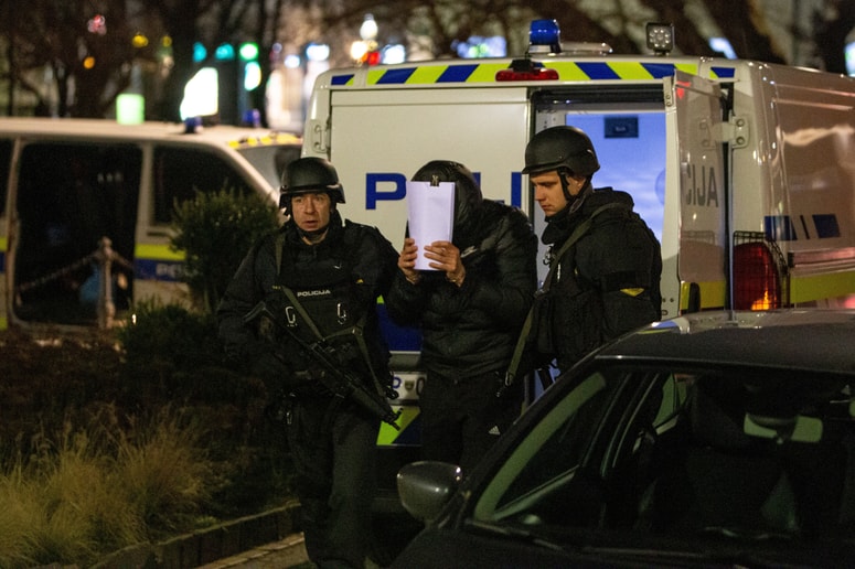 Osemnjast osumljenih so zvečer privedli pred preiskovalnega sodnika. Ali je vse vtaknil v pripor, bo policija povedala na jutrišnji tiskovni konferenci. 