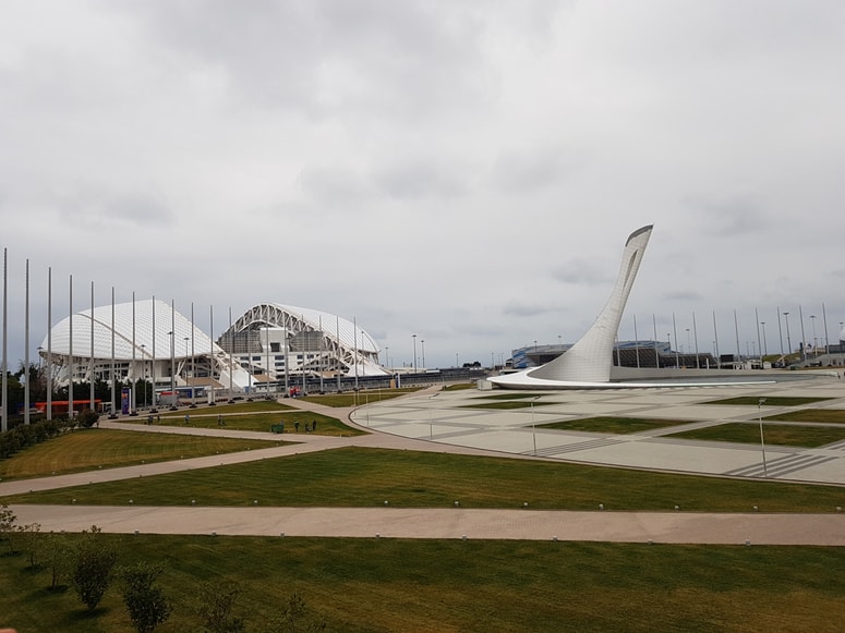 Visoka skulptura, na vrhu katere je prej gorel olimpijski ogenj, je sedaj fontana. Levo je nogometni stadion, kjer sta bili otvoritvena in zaključna slovesnost olimpijskih iger.