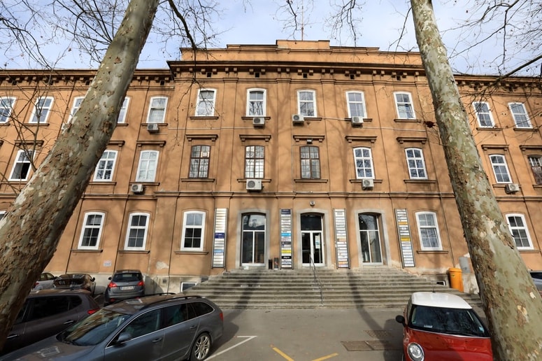 Na sedežu družbe za zasebno varovanje na Tržaški cesti v Ljubljani, kjer ima sicer sedež več podjetij, je varnostnik Rok Lesjak, kot trdi policija, hranil in razpečeval drogo za nadaljnjo prodajo. 