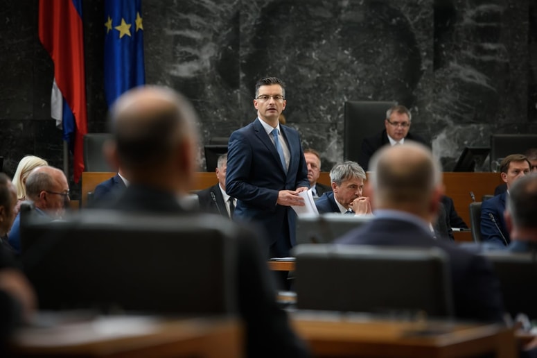 Slovenska politika med Marjanom Šarcem in Janezom Janšo 