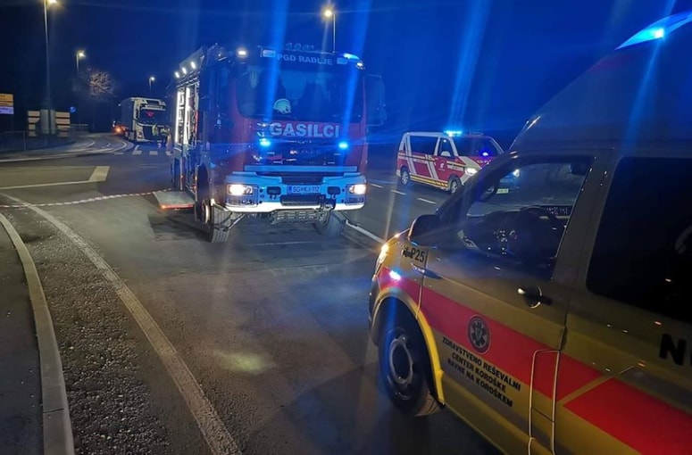 Glavna fotografija članka:(FOTO) Na cesti Dravograd Maribor drevo padlo na vozilo, voznik umrl