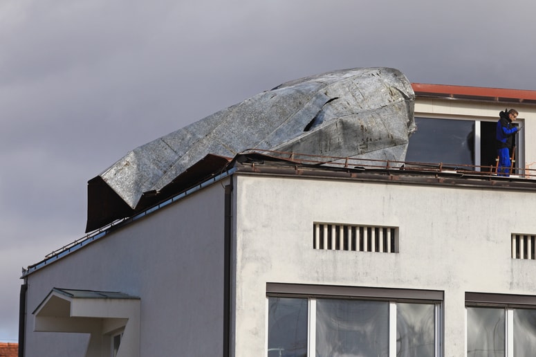 Močni sunki vetra so odkrili del strehe na ptujski bolnišnici.
