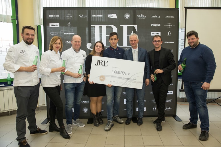 Nagrajenca Nives Kovačič in Sergej Omerzu (četrta in peti z leve) z ravnateljem SŠGT Iztokom Leskovarjem (šesti z leve) in člani JRE Slovenija 