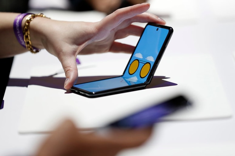 Glavna fotografija članka:Bo 2020 leto prepogljivih mobilnikov?