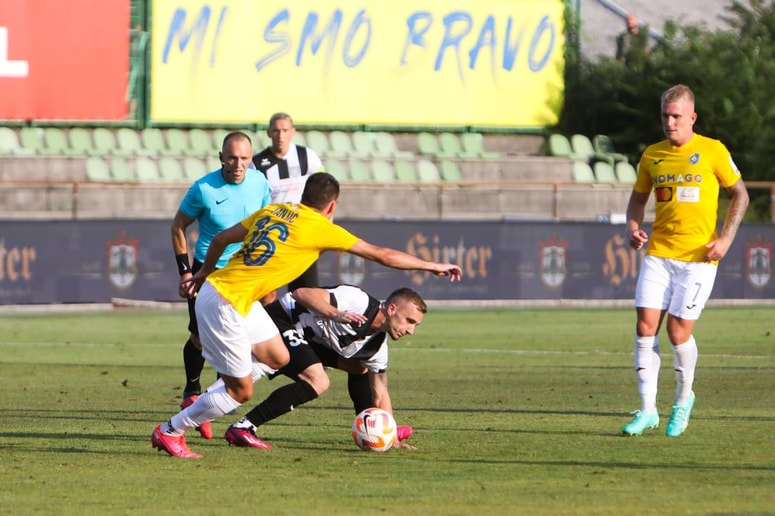 Črno-beli iz Rogaške Slatine so hitro spoznali pasti prve lige: Nikola Janjić, nogometaš Brava, proti Antoniu Majceniću.