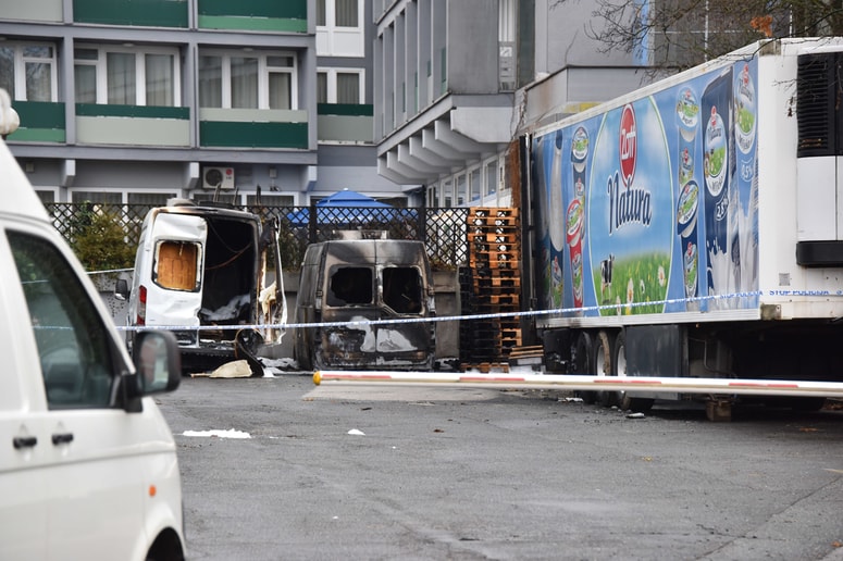 Ognjeni zublji so pogoltnili kombinirani vozili in tovornjakarski keson za hlajenje blaga. 