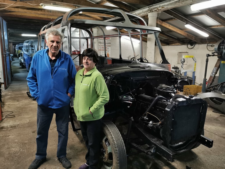 Najraje vozi tam, kjer je omejitev 50. Tam starodobniki najlepše gredo, pravi Obrovnik, ki s svojimi vozili redko zaide na avtocesto. 