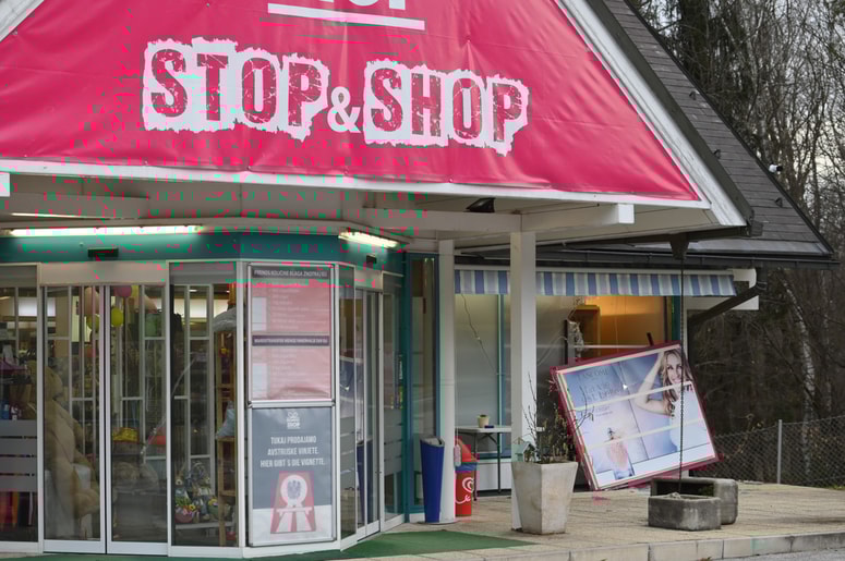 Iz obmejne trgovine so vlomilci odnesli za okoli 16 tisoč evrov parfumov, ur, zlatnine in cigaret. 