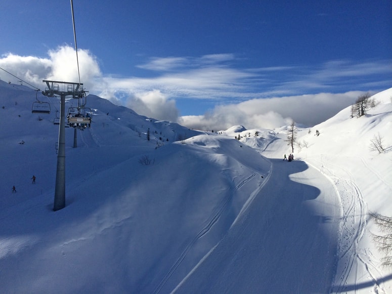 Oba mladoletnika so s helikopterjem odpeljali v jeseniško bolnišnico.