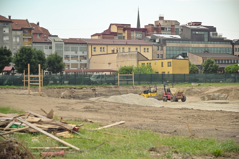 Nov stanovanjski blok v Lendavski ulici s 44 stanovanji, katerega gradnja se je začela pred kratkim, bo po besedah investitorja Jožefa Gomboca na las podoben bloku v bližini, ki je bil zgrajen pred štirimi leti v isti režiji. 