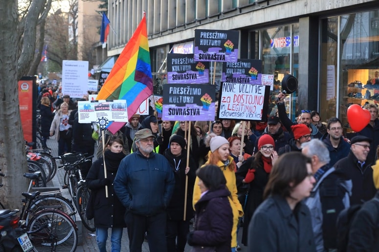 Shod proti koaliciji sovraštva, ki so ga pripravila civilno-družbena gibanja in posamezniki, povezani v koalicijo Brez strahu, je potekal skozi mesto od sedeža stranke SMC do sedeža stranke DeSUS.