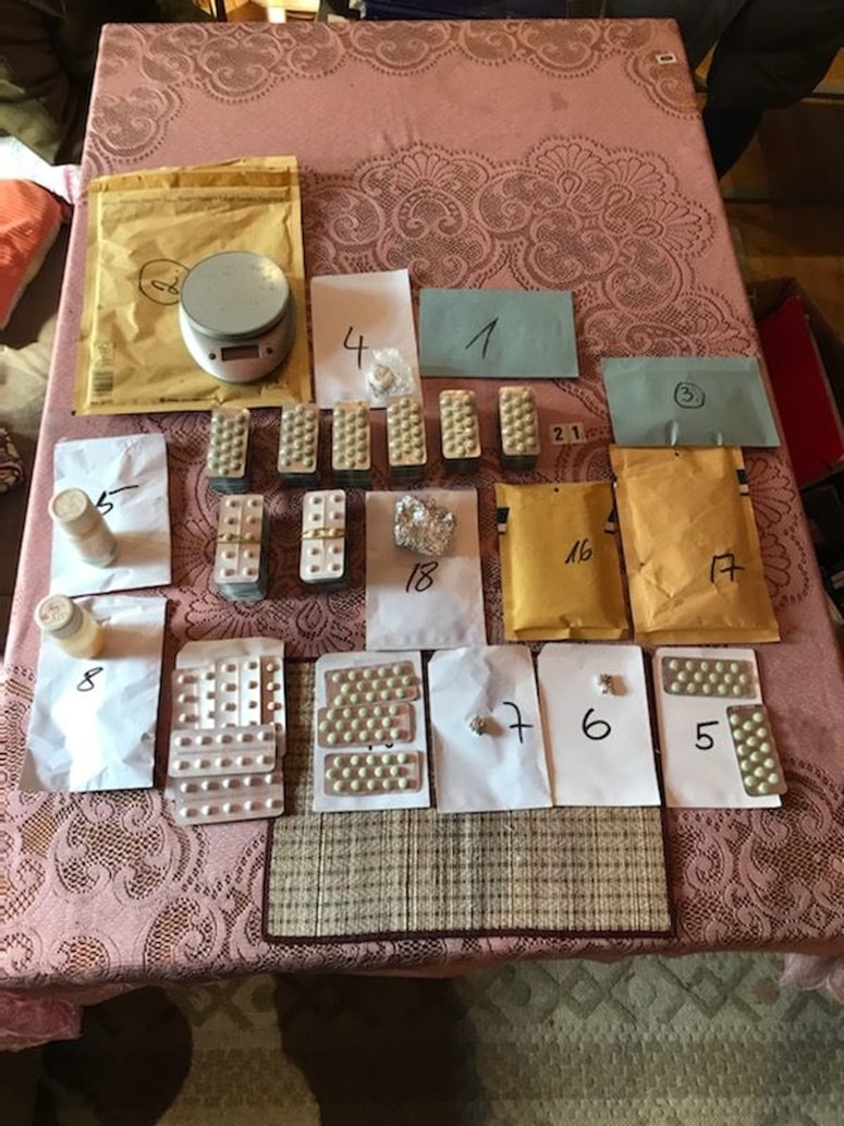 Glavna fotografija članka:(FOTO) Policisti pri 55-letnem Mariborčanu zasegli tablete, heroin in mačeto