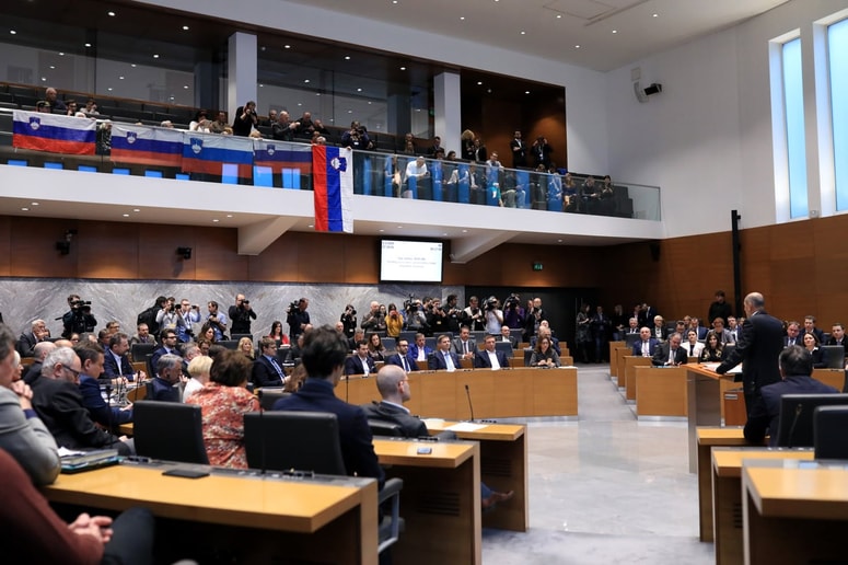 Glavna fotografija članka:Izvolitev Janše v koaliciji pospremili z odobravanjem, v opoziciji z napovedjo ostre, a konstruktivne drže. Janši med prvimi čestitala Orban in Weber