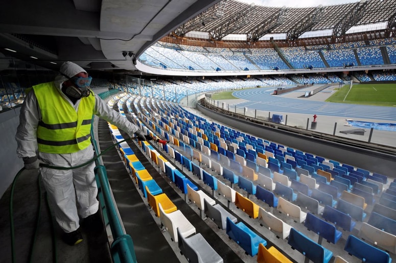 Čiščenje stadiona San Paolo v Neaplju.

 