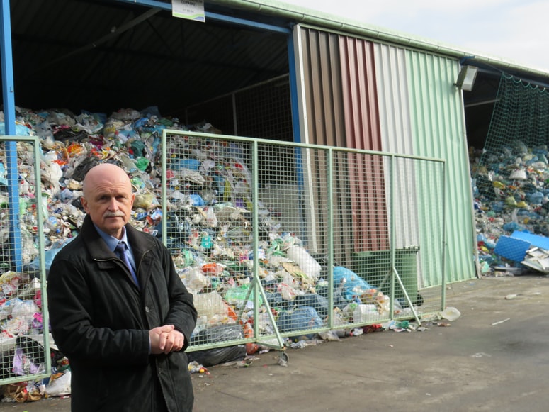 Franc Dover ob nakopičeni odpadni embalaži
 