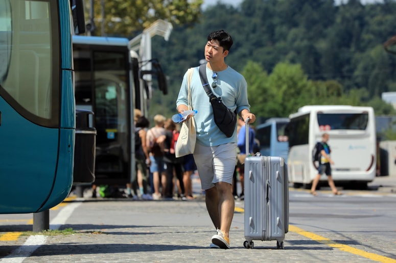 Hotelirji in slovenski turistični biseri, kot so Ljubljana, Bled in Postojnska jama, beležijo največ odpovedi z azijskih trgov, od koder ta trenutek novih napovedi in povpraševanj ni. 