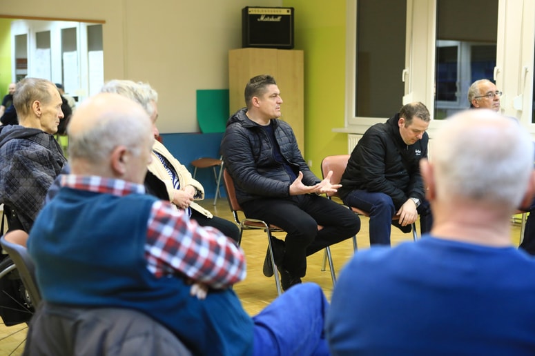 Surovina ne sodi v ta prostor. Najprej so bile naše hiše, nato oni, pravijo krajani. 