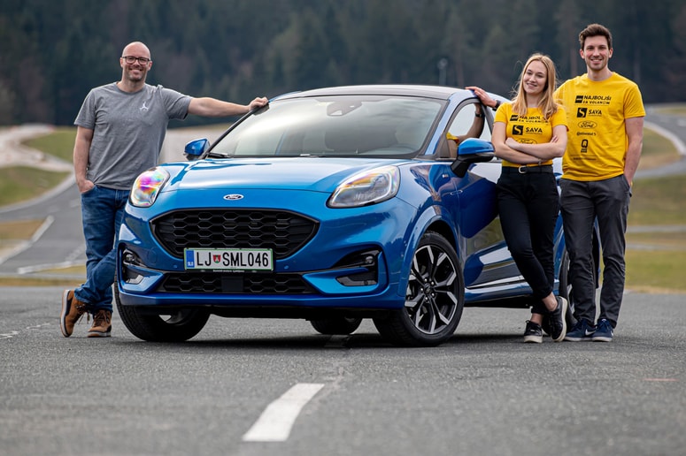 Najboljša lanska mlada voznika Laura Cerovšek in Luka Gril pred športnim križancem znamke Forda Puma, ki ga bosta prejela letošnja zmagovalca 
