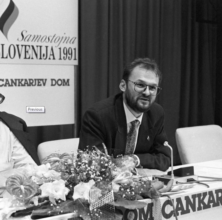 Cankarjev dom, tiskovna konferenca dan po osamosvojitvi. Jelko Kacin je bil v osamosvojitveni vladi republiški sekretar za informiranje.
