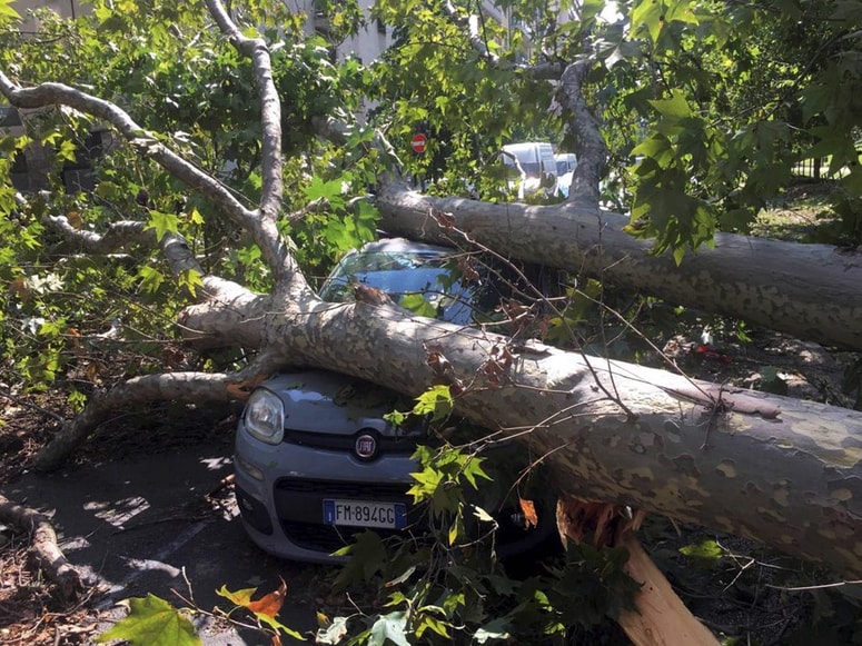 Glavna fotografija članka:(FOTO) Pekel, apokalipsa: Sever Italije ponoči zajela silovita nevihta, še prej v naši bližini padala rekordna toča