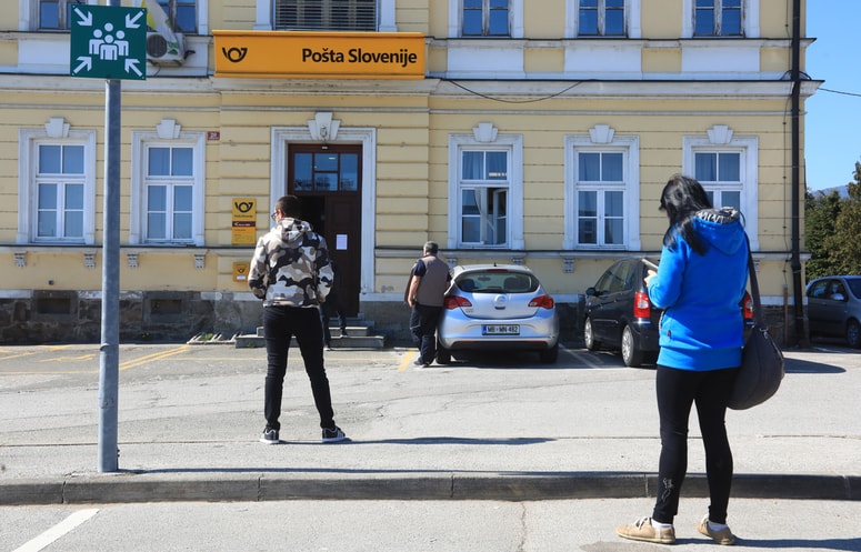 Glavna fotografija članka:Javnega življenja po občinah vedno manj, ljudje le po nujnih opravkih, pristojne službe pomagajo šibkim