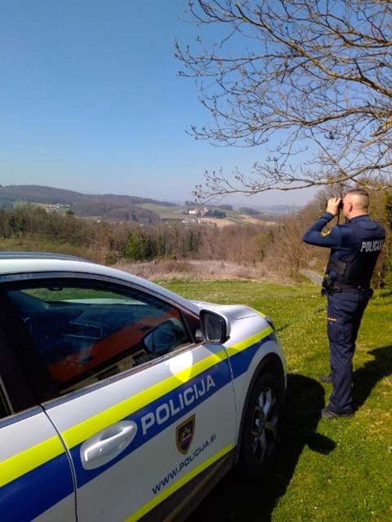Policisti varujejo mejo s Hrvaško. 