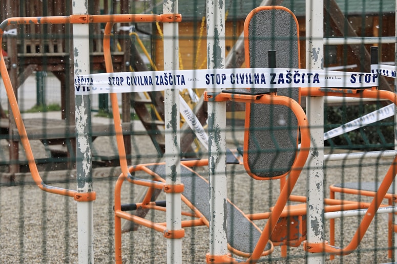 Glavna fotografija članka:Šesta žrtev covida-19 v Sloveniji, zakon za blažitev posledic epidemije bi lahko DZ sprejel sredi prihodnjega tedna