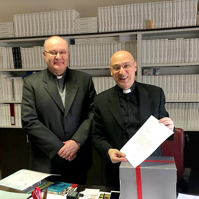 Dr. Miran Sajovic (levo), predstojnik na Fakulteti za krščansko in klasično književnost (alias Pontificium Institutum Altioris Latinitatis), Rim, dekan.
