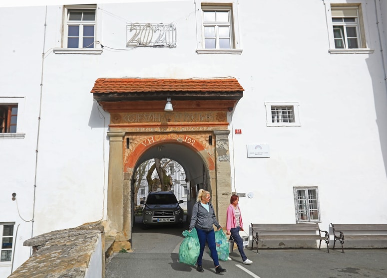 Hrastovec - Socialno varstveni zavod Hrastovec - grad - stanovalci - koronavirus - 