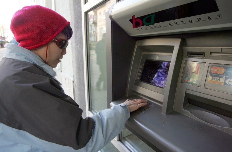Starejši naj svoje kartice in številke PIN nikoli ne zaupajo neznancem. Fotografija je simbolična. 