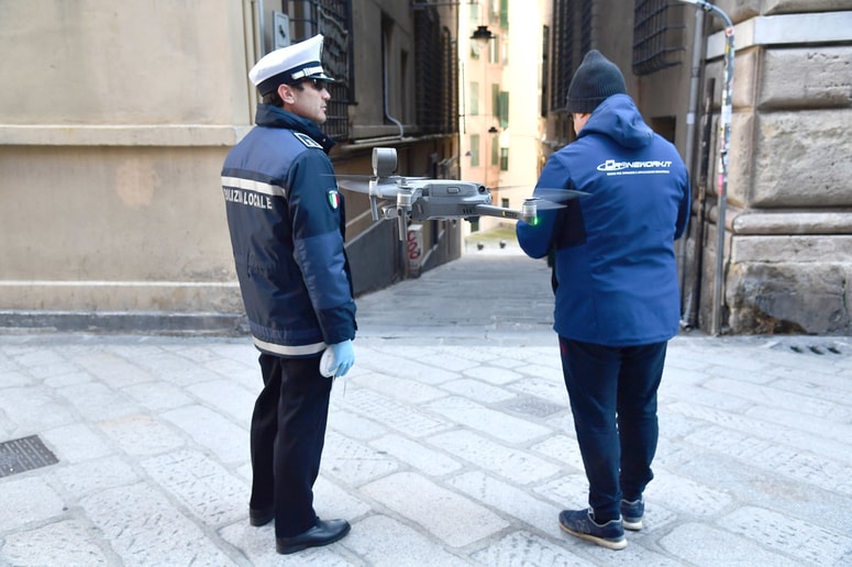 V Genovi prepoved gibanja na prostem policija nadzira tudi z droni. 