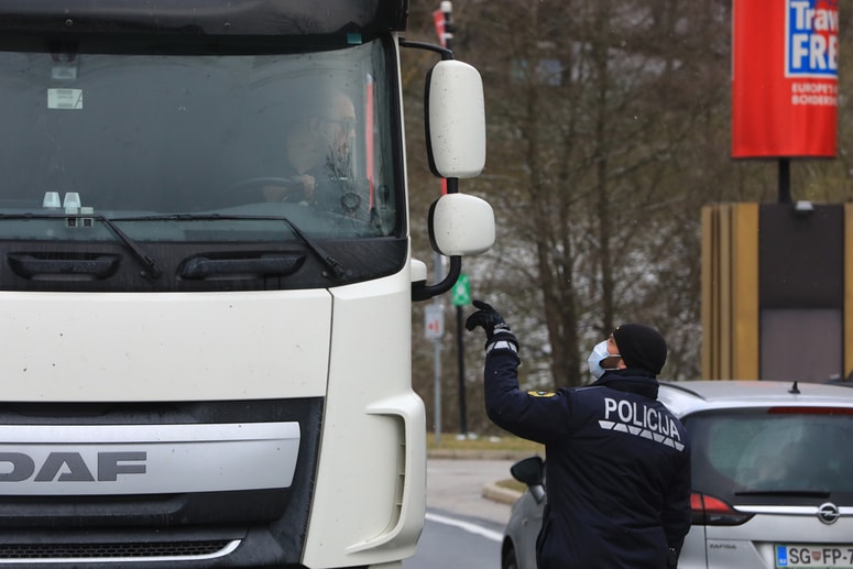 V povprečju na mejnih prehodih izdajo okoli 300 karantenskih odločb na dan. 