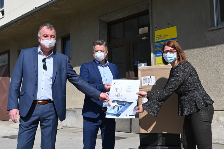Celjska bolnišnica je danes s pomočjo donacij Regionalne gospodarske zbornice, tudi Cinkarne Celje, dobila nov respirator 